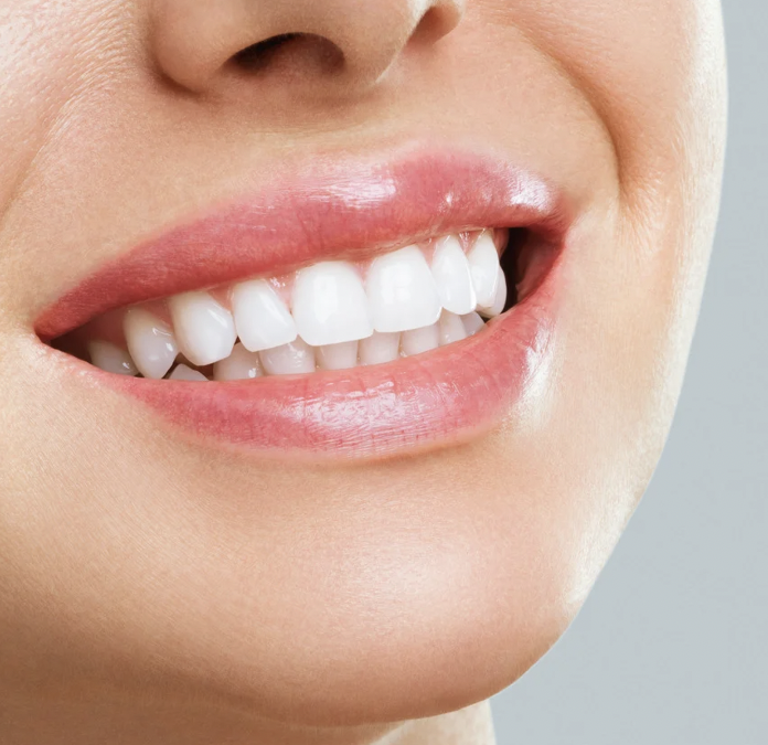 Avoir un sourire éclatant est aujourd’hui à la portée de tous grâce aux avancées dans les traitements de blanchiment dentaire.